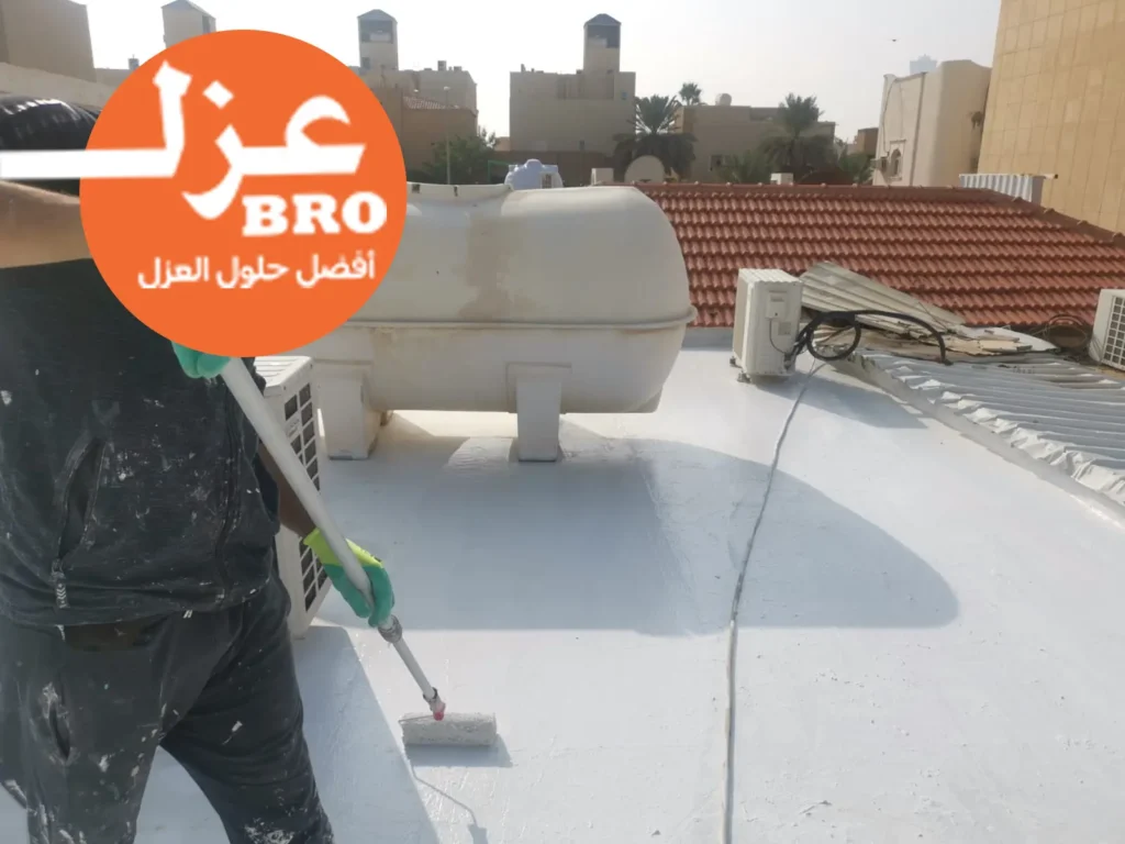 عامل يعزل سطح بالرياض